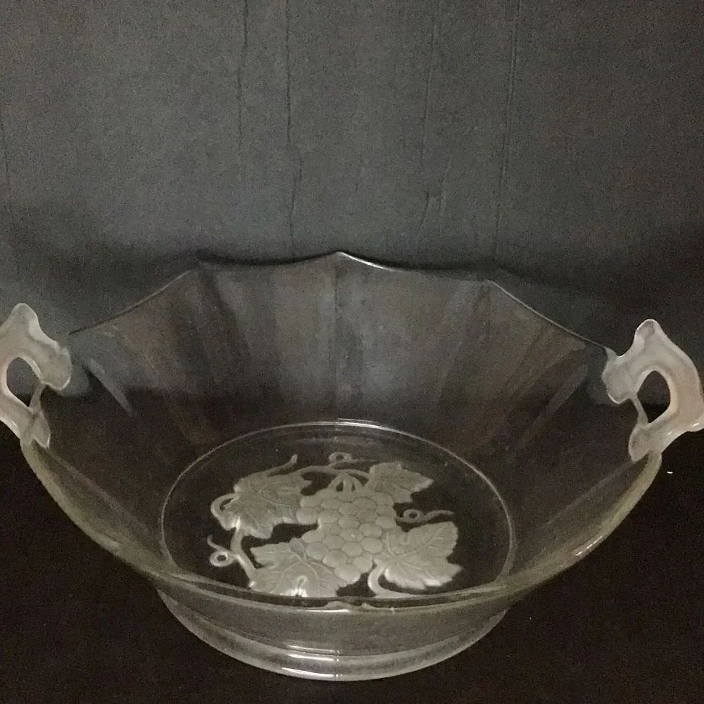 Vintage serving platter with the frosted edged. Great pattern in Handel.